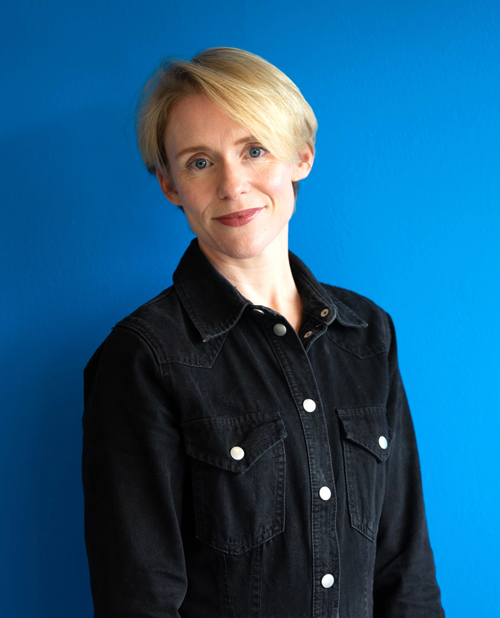 Fi Holloway on a blue background.